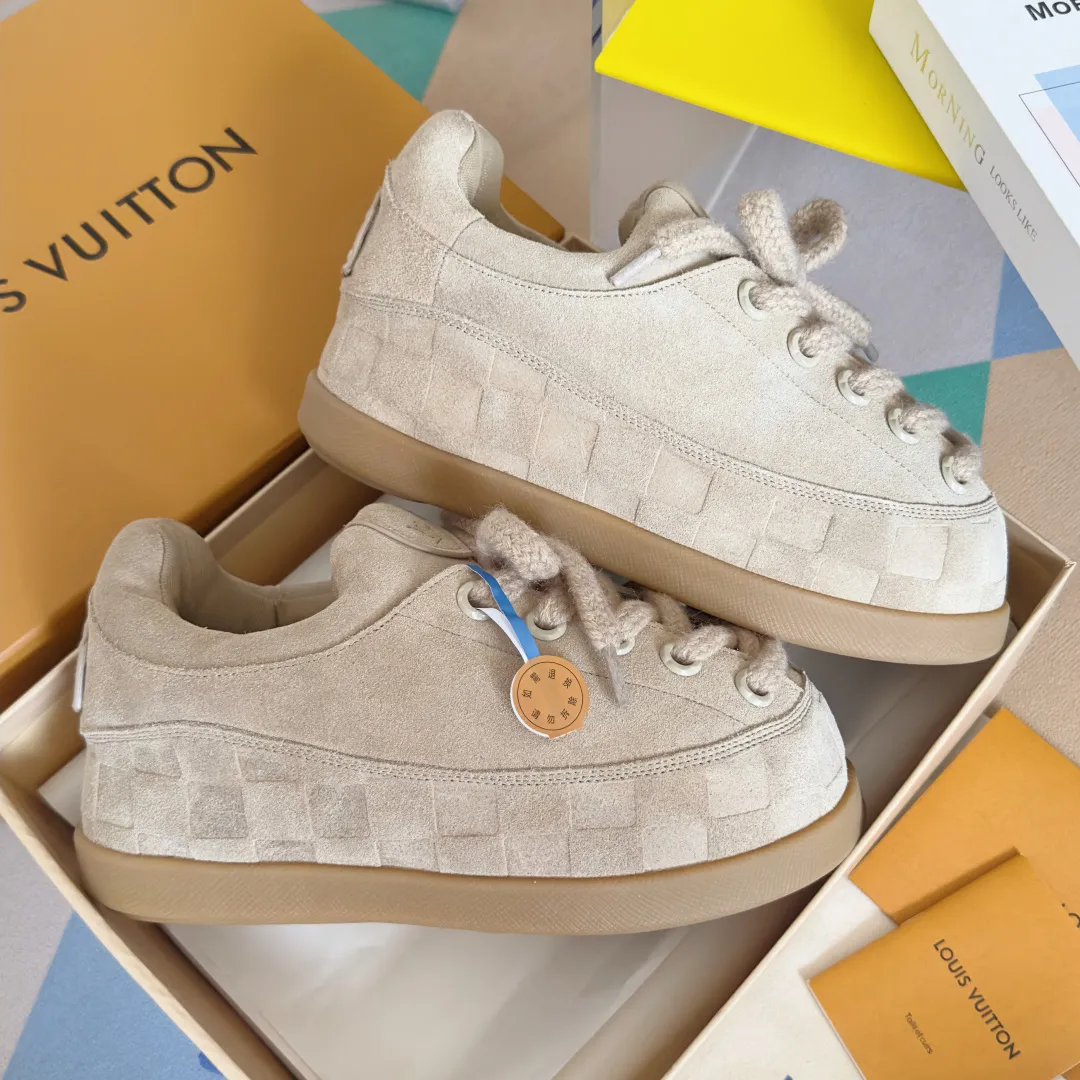 [L Family x Ingo joint model] Top P: 820💰 ▪️Size: Women's 35-40 (customized at 41.42 for women). Men's 39-44 (customized at 38.45.46) LV x Ingo joint model Top version Fatty Forrest Gump shoes Thick sole Couple model Casual sports shoes Original purchase and development Production LV Yeti lace-up shoes from LV Yeti The series combines Japanese "small feet" fashion aesthetics with classic Louis Vuitton elements in avant-garde strokes, subtly paying tribute to the traditional Japanese culture of taking off shoes when entering the house. The suede cow leather is partially embossed with Nigo's reinterpreted Damier pattern, and the comfortable casual shoe configuration highlights street style. Exquisite packaging at the delivery counter🛍📦 ▪️Fabric: Original imported first-layer cowhide ▪️Inner lining: Original custom-made breathable mesh ▪️Sole: Original molded non-slip TPU material ▪️Sole thickness: 5CM